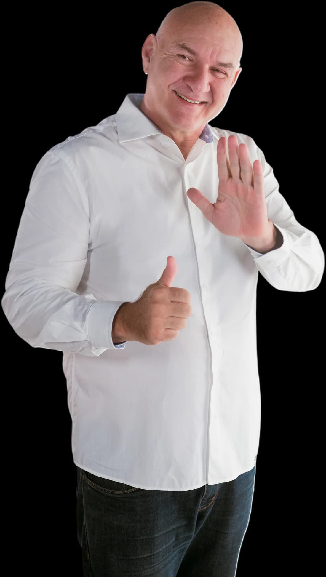 Marcão Vivacqua de camisa branca, sorrindo, com o polegar para cima